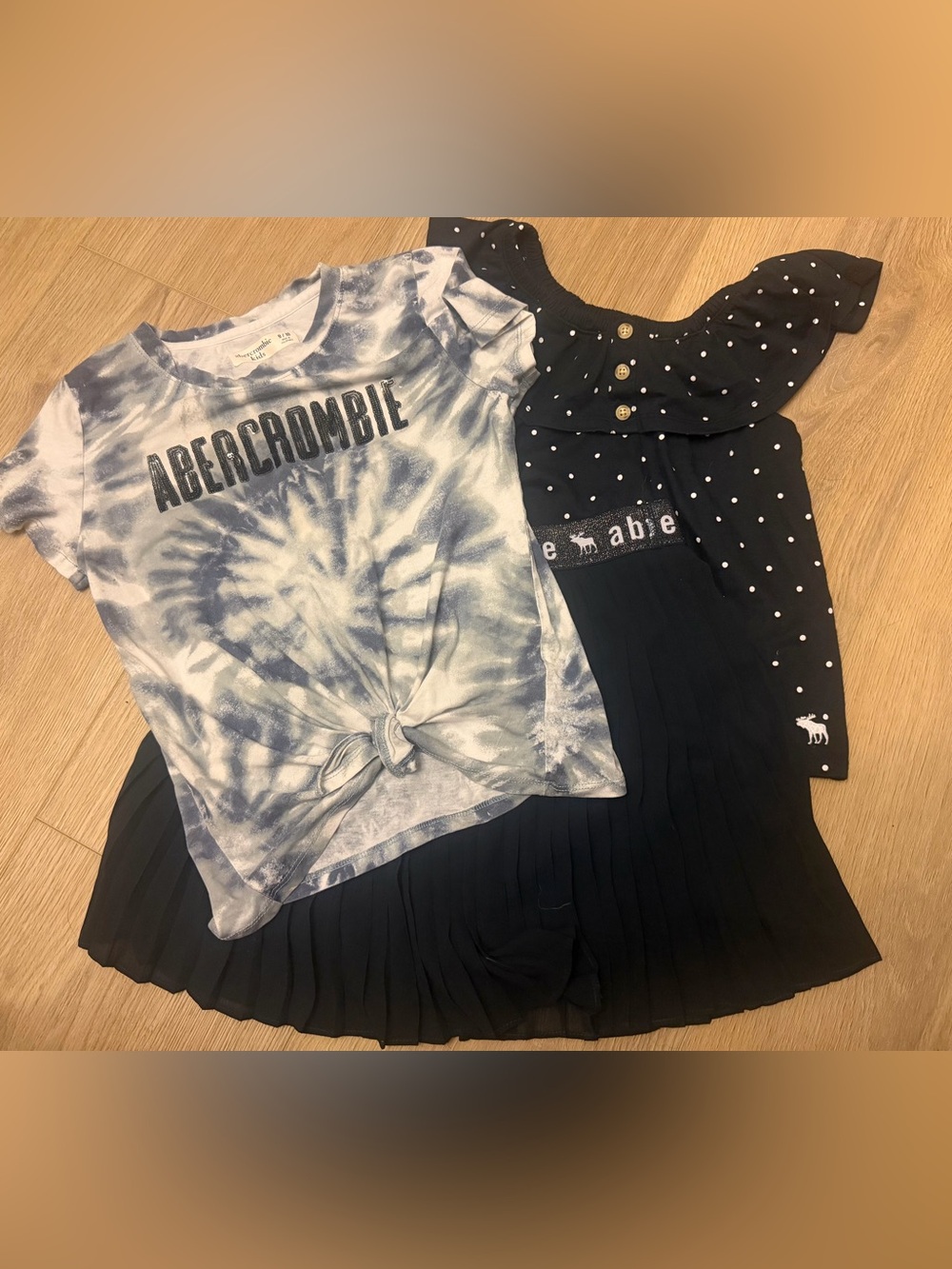 Abercrombie Navy Tie-Dye Tee Navy Polka Dot Top with Navy Pleated Skirt